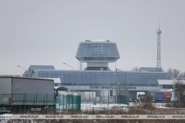 Около 350 грузовиков ожидают своей очереди на выезд из Беларуси в пункте пропуска «Козловичи» Около 350 грузовиков ожидают своей очереди на выезд из Беларуси в пункте пропуска «Козловичи»