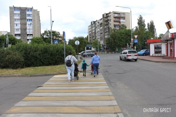 Минтруда пояснило, включается ли в общий стаж период ухода за ребенком до трех лет