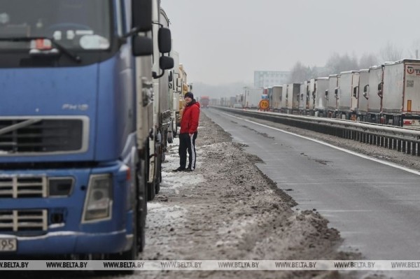 Около 350 грузовиков ожидают своей очереди на выезд из Беларуси в пункте пропуска «Козловичи» Около 350 грузовиков ожидают своей очереди на выезд из Беларуси в пункте пропуска «Козловичи»