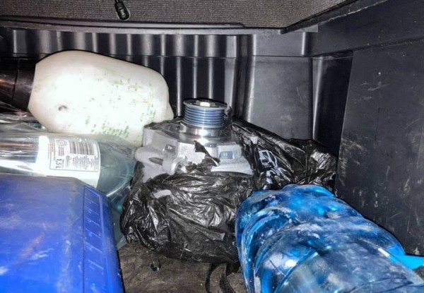 Водитель фуры намеревался спрятать от брестских таможенников автомобильный генератор и хоккейные клюшки Водитель фуры намеревался спрятать от брестских таможенников автомобильный генератор и хоккейные клюшки