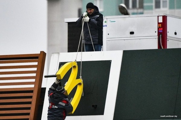 Прощаемся с McDonald's. В Беларуси на зданиях ресторанов быстрого питания начали демонтировать вывески