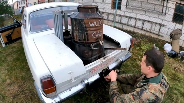 Белорус сделал Волгу НА ДРОВАХ: полтора мешка на 100 км. Тест-драйв