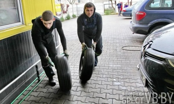 Брестские водители потихоньку «переобувают» своих «железных коней». Фотофакт