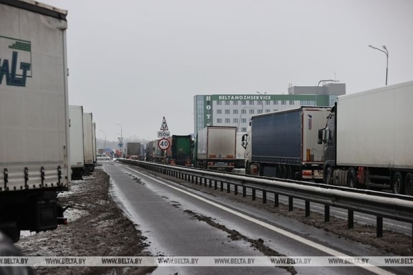 Около 350 грузовиков ожидают своей очереди на выезд из Беларуси в пункте пропуска «Козловичи» Около 350 грузовиков ожидают своей очереди на выезд из Беларуси в пункте пропуска «Козловичи»