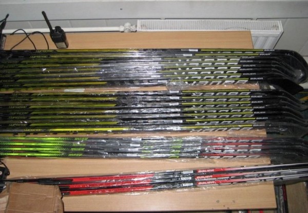 Водитель фуры намеревался спрятать от брестских таможенников автомобильный генератор и хоккейные клюшки Водитель фуры намеревался спрятать от брестских таможенников автомобильный генератор и хоккейные клюшки