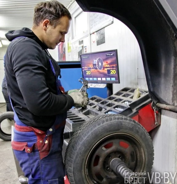 Брестские водители потихоньку «переобувают» своих «железных коней». Фотофакт