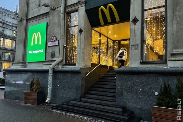 Вчера вывески уже не было, сегодня — снова есть. В Беларуси продолжил работать «МакДональдс»