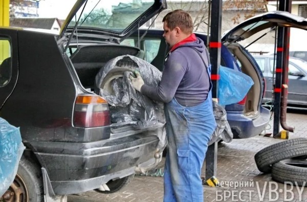 Брестские водители потихоньку «переобувают» своих «железных коней». Фотофакт