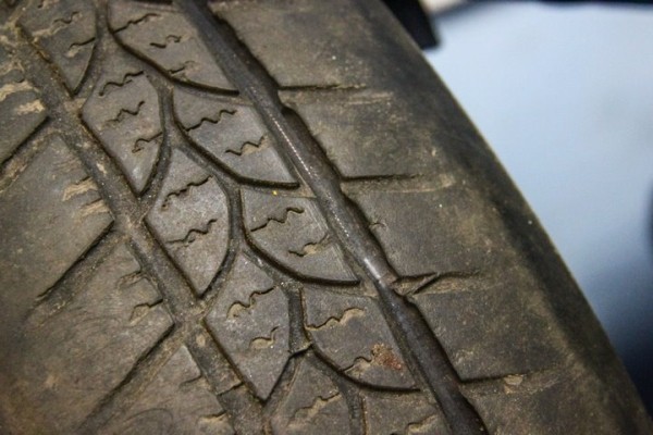 За копейки и почти как новые? Чем опасна нарезка легковых шин