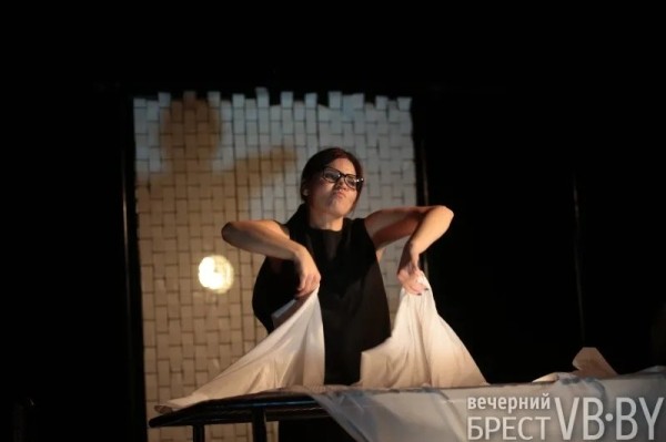 Как не выйти замуж? Инструкцию, как остаться старой девой, показали в Брестском театре кукол