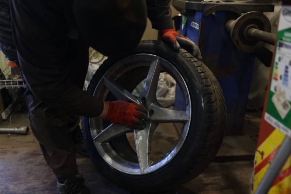 «А колеса не отвалятся?» Задаем глупые вопросы шиномонтажнику «А колеса не отвалятся?» Задаем глупые вопросы шиномонтажнику