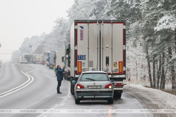 Около 350 грузовиков ожидают своей очереди на выезд из Беларуси в пункте пропуска «Козловичи» Около 350 грузовиков ожидают своей очереди на выезд из Беларуси в пункте пропуска «Козловичи»