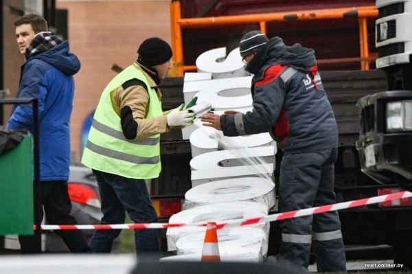 Прощаемся с McDonald's. В Беларуси на зданиях ресторанов быстрого питания начали демонтировать вывески