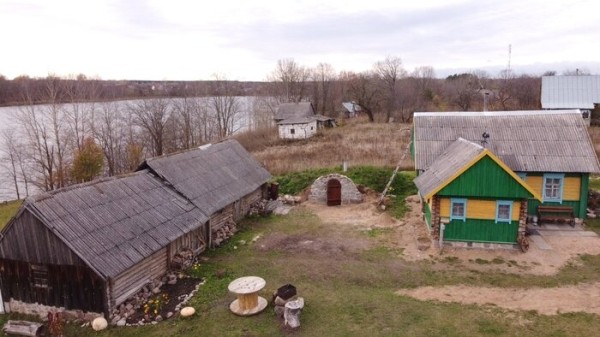 «Мечтала о норковой шубе, а купила дом в деревне». Как супруги обустраивают старую хату прямо на берегу озера «Мечтала о норковой шубе, а купила дом в деревне». Как супруги обустраивают старую хату прямо на берегу озера