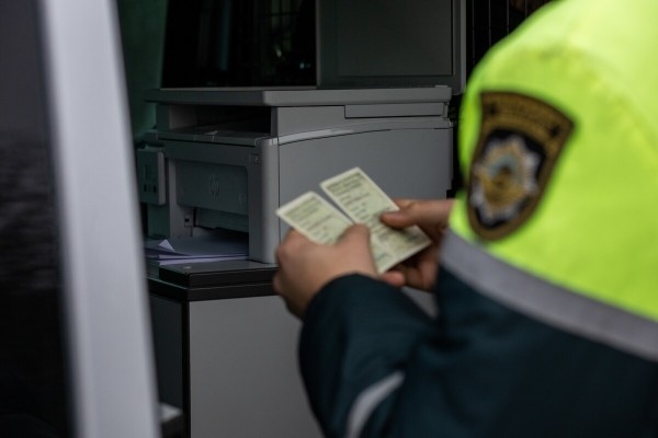 «Стоимость виньетки от 14 до 75 евро». Кому с 1 января нужно тратить деньги на проезд по платным дорогам?