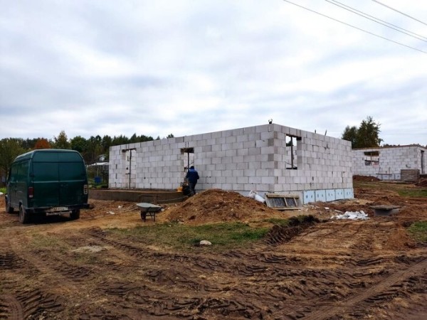 Cтроитель из Беларуси показал свой бюджетный дом: даже с мебелью он стоит 540 долларов за «квадрат» Cтроитель из Беларуси показал свой бюджетный дом: даже с мебелью он стоит 540 долларов за «квадрат»