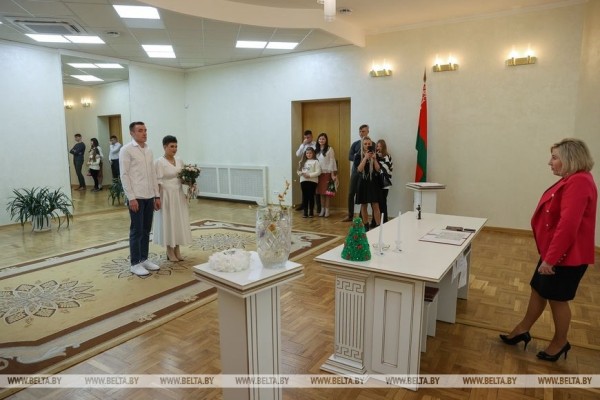 13 пар поженились в Бресте в канун Нового года 13 пар поженились в Бресте в канун Нового года