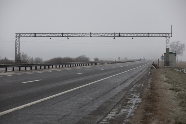 «Стоимость виньетки от 14 до 75 евро». Кому с 1 января нужно тратить деньги на проезд по платным дорогам?