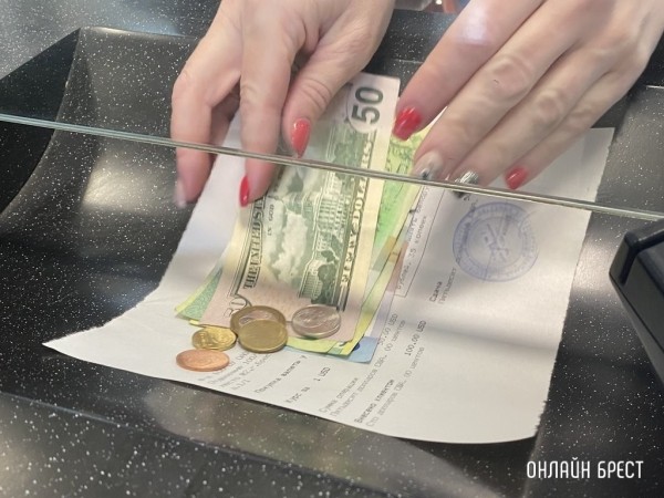 Белорусы по-прежнему сдают валюту чаще, чем покупают