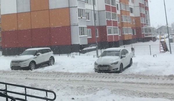 И приедет трактор... Что делать с автомобилями, которые мешают уборке снега во дворах многоэтажек?