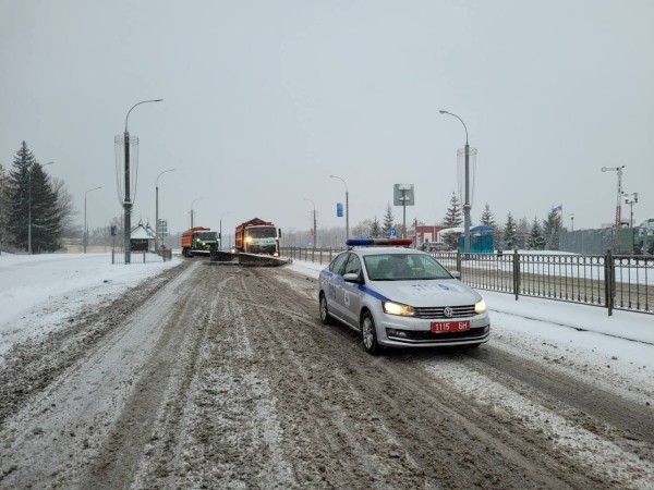 МВД: водителям запрещается опережать снегоуборочную технику