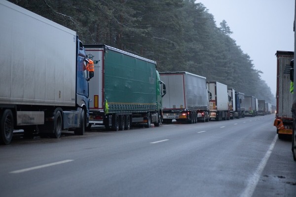 «Стоимость виньетки от 14 до 75 евро». Кому с 1 января нужно тратить деньги на проезд по платным дорогам?