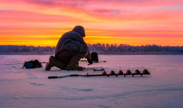 Станет ли обязательным наличие жилета для любителей зимней рыбалки, рассказали в МЧС