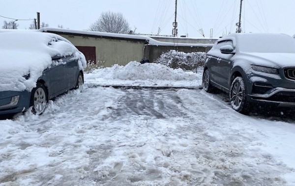 И приедет трактор... Что делать с автомобилями, которые мешают уборке снега во дворах многоэтажек?