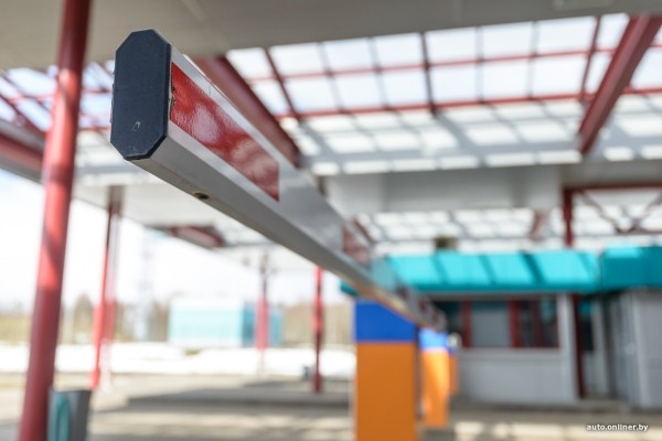 Водитель маршрутки из Вильнюса оставил двух пассажирок по ту сторону границы, пока те отмечали Tax Free. И все по правилам?