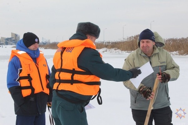 В Бресте спасатели напомнили любителям зимней рыбалки о правилах безопасности на льду В Бресте спасатели напомнили любителям зимней рыбалки о правилах безопасности на льду