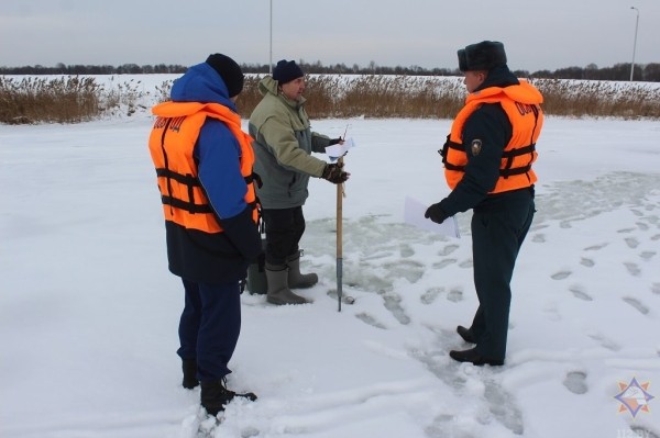 В Бресте спасатели напомнили любителям зимней рыбалки о правилах безопасности на льду В Бресте спасатели напомнили любителям зимней рыбалки о правилах безопасности на льду
