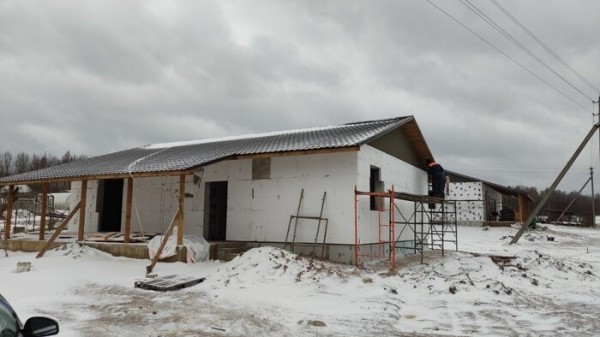 Cтроитель из Беларуси показал свой бюджетный дом: даже с мебелью он стоит 540 долларов за «квадрат» Cтроитель из Беларуси показал свой бюджетный дом: даже с мебелью он стоит 540 долларов за «квадрат»
