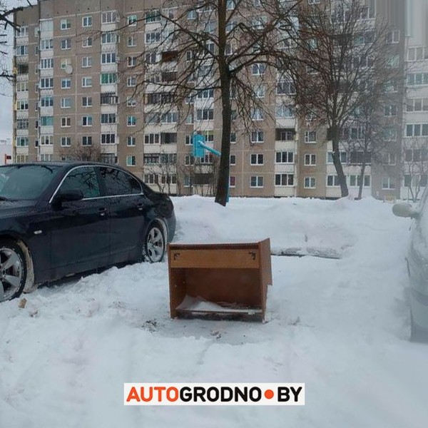 Мужчина поставил велосипед на расчищенную парковку. Для чего? Мужчина поставил велосипед на расчищенную парковку. Для чего?