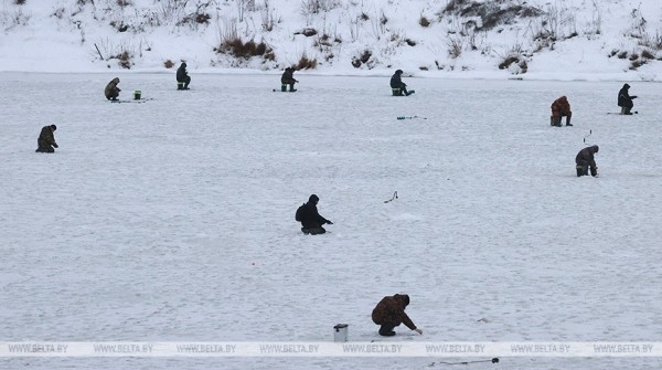 Станет ли обязательным наличие жилета для любителей зимней рыбалки, рассказали в МЧС