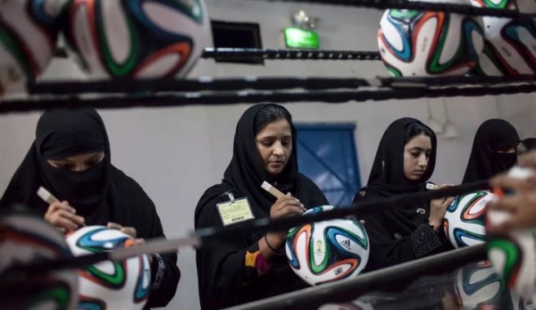 Где производят большинство футбольных мячей в мире? Где производят большинство футбольных мячей в мире?