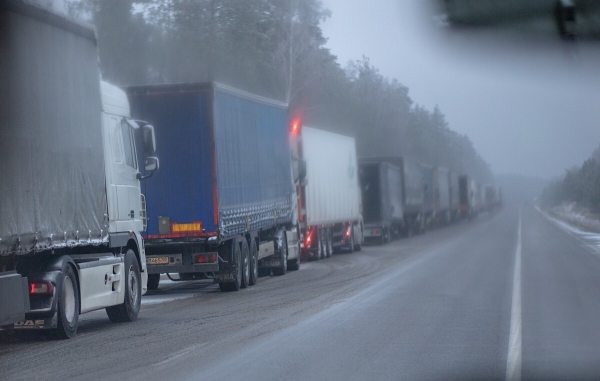 «Стою с осени». Водители о ситуации на границе