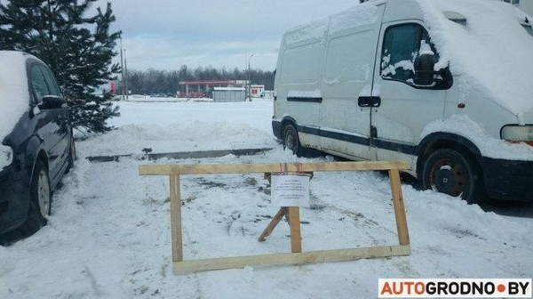 Мужчина поставил велосипед на расчищенную парковку. Для чего? Мужчина поставил велосипед на расчищенную парковку. Для чего?