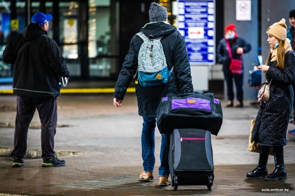 Водитель маршрутки из Вильнюса оставил двух пассажирок по ту сторону границы, пока те отмечали Tax Free. И все по правилам?