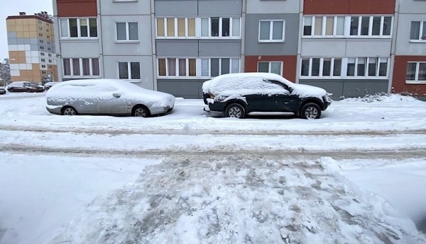 И приедет трактор... Что делать с автомобилями, которые мешают уборке снега во дворах многоэтажек?
