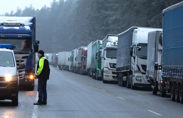 «Стою с осени». Водители о ситуации на границе