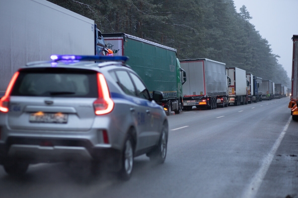 «Стою с осени». Водители о ситуации на границе