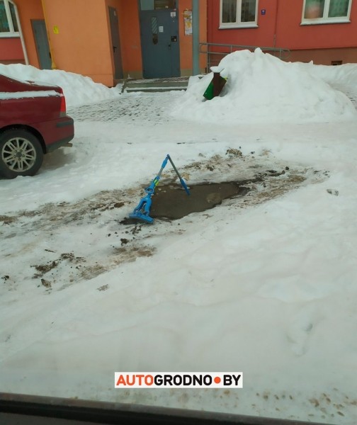 Мужчина поставил велосипед на расчищенную парковку. Для чего? Мужчина поставил велосипед на расчищенную парковку. Для чего?