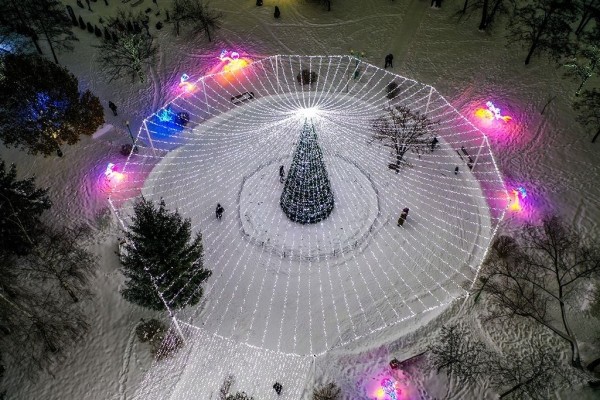 Парк Мира в Бресте украсят к новогодним праздникам километрами мерцающих огней Парк Мира в Бресте украсят к новогодним праздникам километрами мерцающих огней