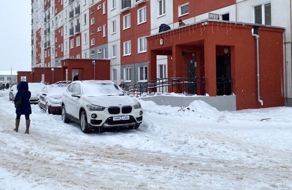 И приедет трактор... Что делать с автомобилями, которые мешают уборке снега во дворах многоэтажек?