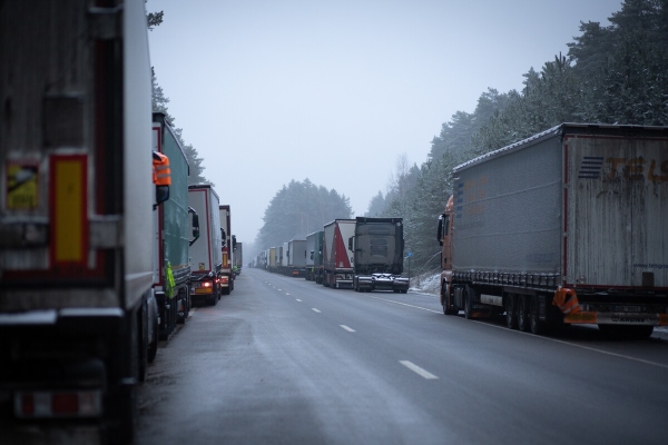 «Стою с осени». Водители о ситуации на границе