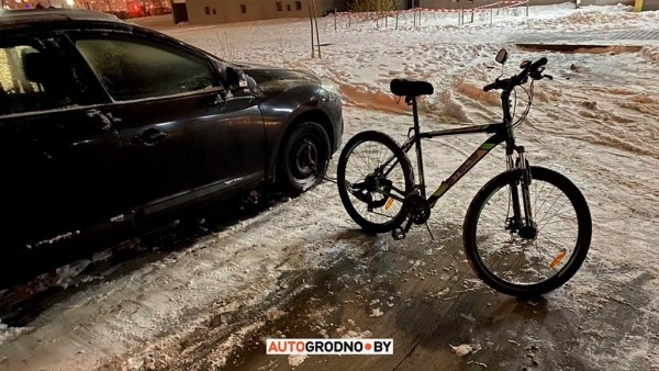 Мужчина поставил велосипед на расчищенную парковку. Для чего? Мужчина поставил велосипед на расчищенную парковку. Для чего?