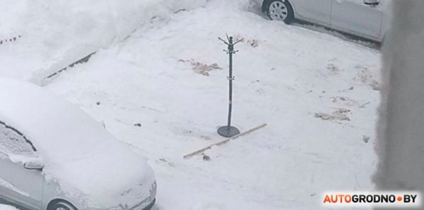 Мужчина поставил велосипед на расчищенную парковку. Для чего? Мужчина поставил велосипед на расчищенную парковку. Для чего?