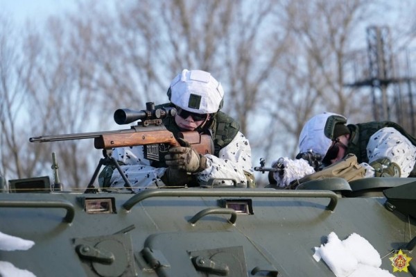 Брестские десантники в зимнем камуфляже отработали действия при подъеме по тревоге