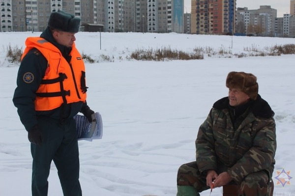 В Бресте спасатели напомнили любителям зимней рыбалки о правилах безопасности на льду В Бресте спасатели напомнили любителям зимней рыбалки о правилах безопасности на льду