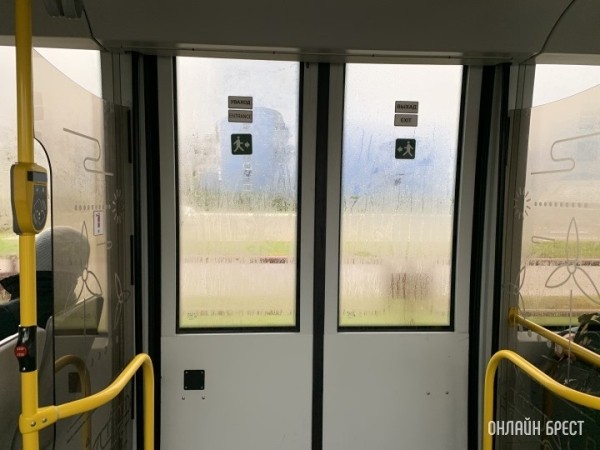 В Беларуси судили водителя автобуса, который зажал дверью руку пассажирки и протащил по тротуару